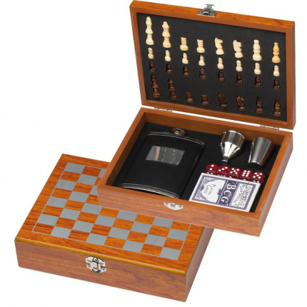Spieleset mit flachmann, schach- und kartenspiel - Topgiving